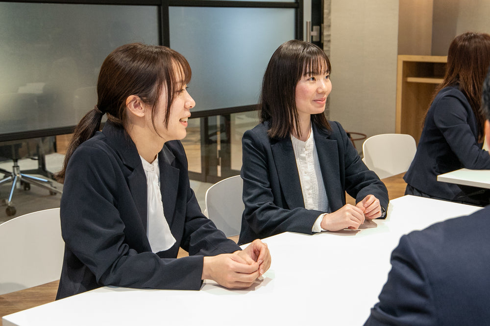 従業員が和気あいあいと歓談している様子