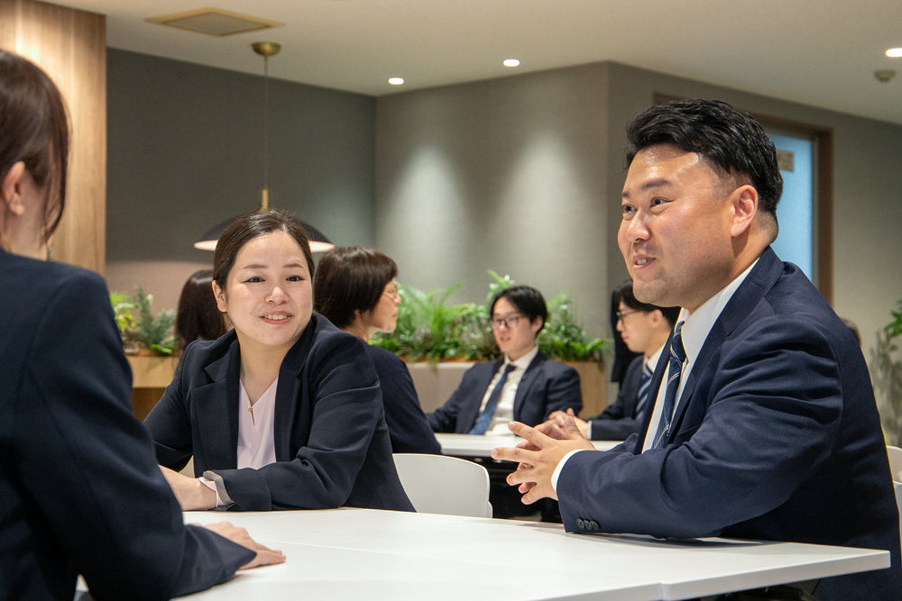 従業員が和気あいあいと歓談している様子