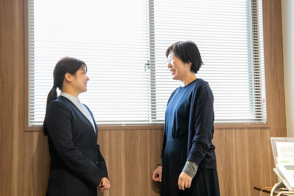 従業員が和気あいあいと歓談している様子